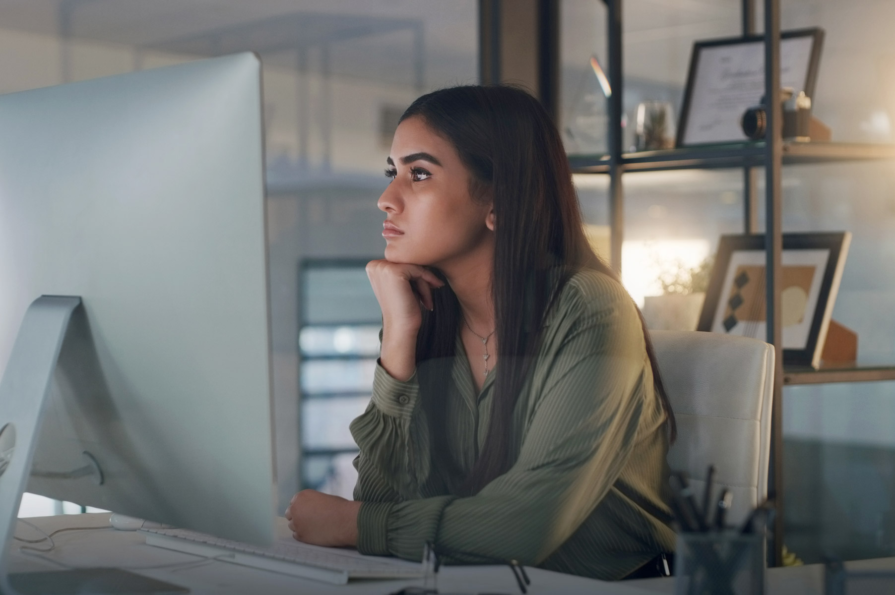anxious-medical-professional-in-business-causal-attire-using-computer